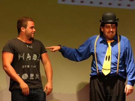 Mute Matt points out the features of an attractive audience member